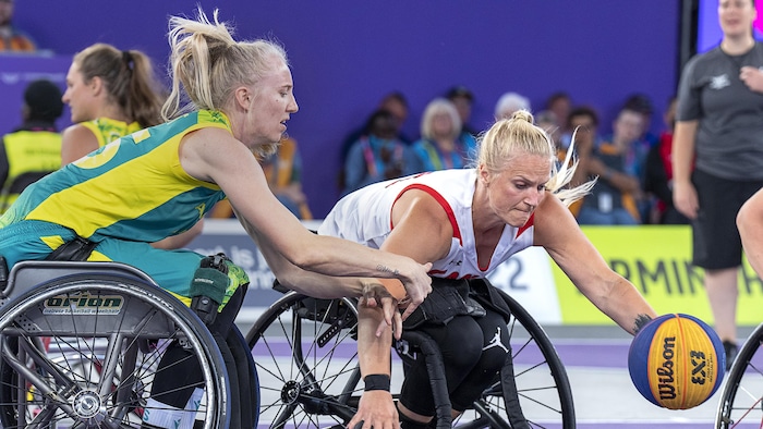 Une joueuse de parabasket avec le ballon. 