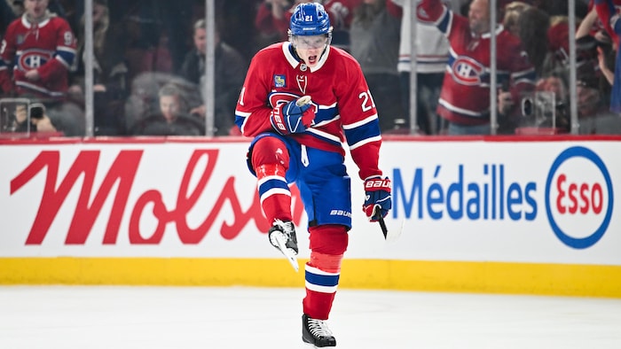 Un joueur de hockey se réjouit après avoir marqué.