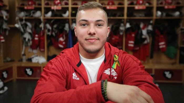 Kaleb Dahlgren pose dans le vestiaire de l'équipe de hockey de l'Université York.