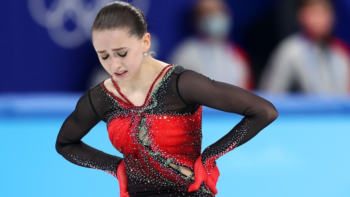La jeune patineuse est en pleurs après sa performance aux JO de Pékin.