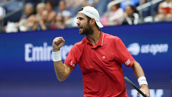 Un joueur de tennis serre le poing droit.