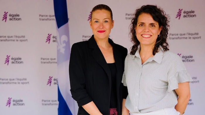 Deux femmes sourient à la caméra.