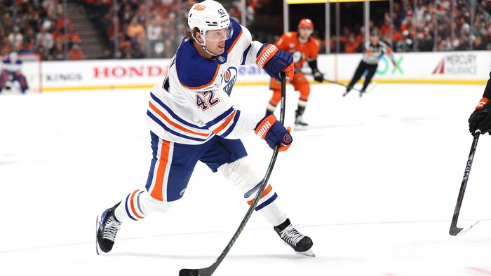 Kasperi Kapanen fait un lancer.