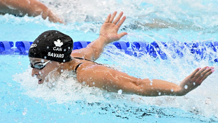 Katerine Savard se propulse dans l'eau.