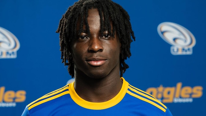 Joueur de shot    devant un logo des Aigles Bleus