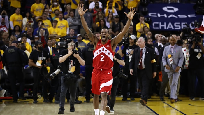 Un basketteur célèbre le triomphe sur le court.