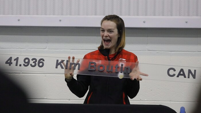 Elle brandit l'enseigne qui indique son record du monde. 