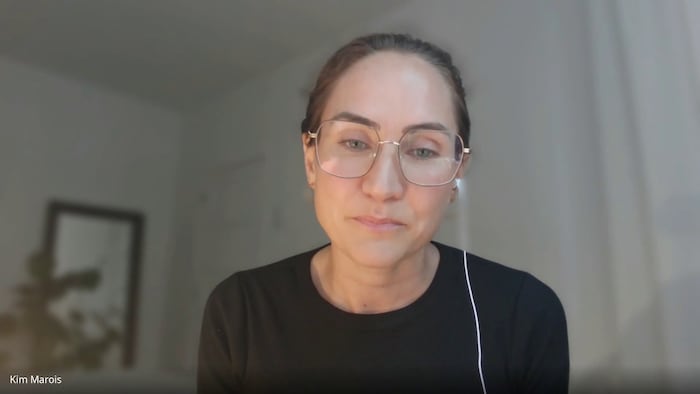 Une femme regarde son écran.