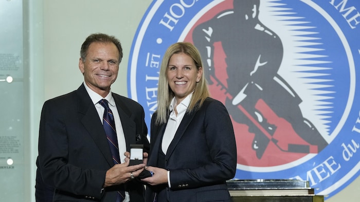 Elle sourit en recevant une bague. 
