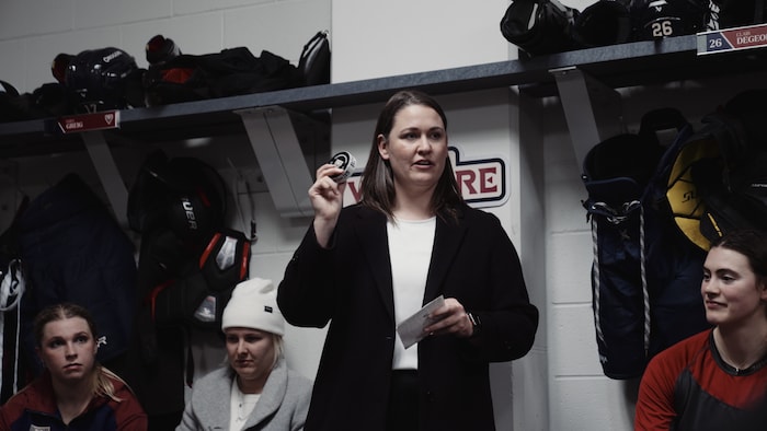 Kori Cheverie s'adresse aux joueuses de la Victoire de Montréal dans un vestiaire.