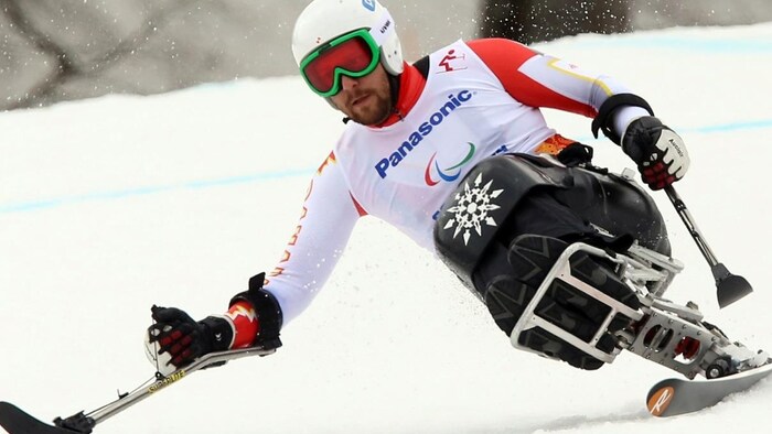 Le skieur assis Kurt Oatway
