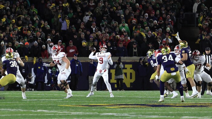 Un quart-arrière s'apprête à décocher une passe.