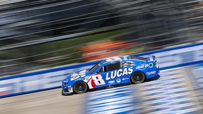 Une voiture de course sur la piste. 