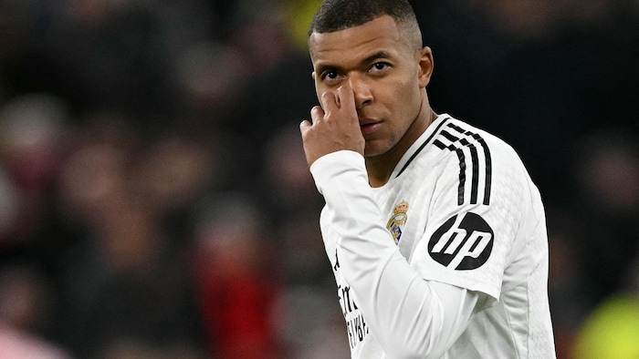 Un joueur de soccer semble avoir l'air songeur.