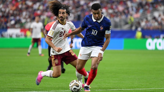 Deux joueurs de soccer se disputent le ballon.