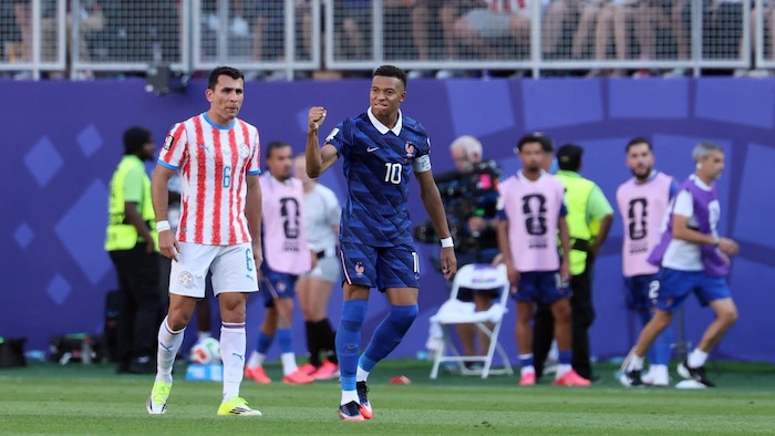 Un joueur de soccer célèbre un but.