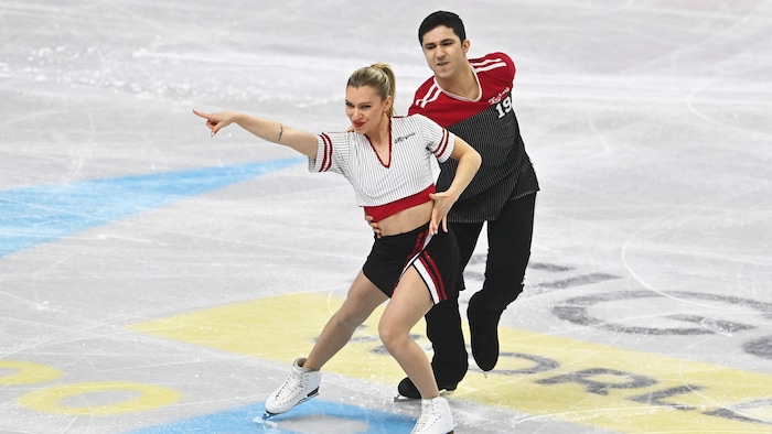 Μερικοί καλλιτεχνικοί πατινάζ σε δράση. 