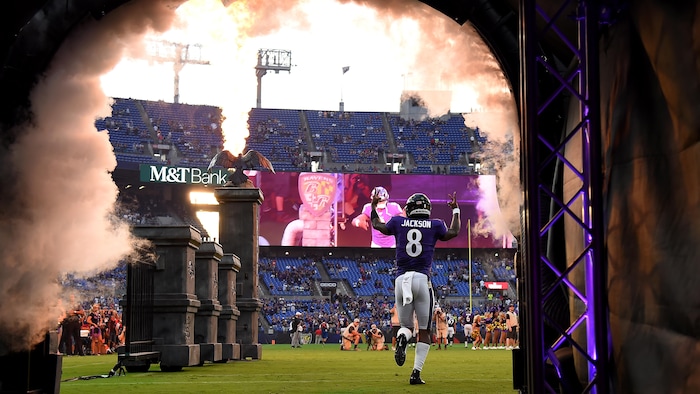 Le quart-arrière Lamar Jackson effectue son entrée sur le terrain.