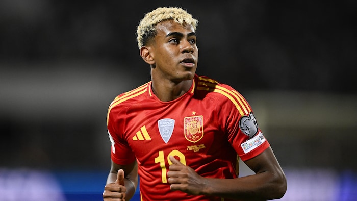 Gros plan sur un joueur de soccer en rouge.
