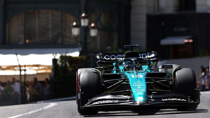 Un monoplace F1 roule dans les rues de Monte-Carlo.