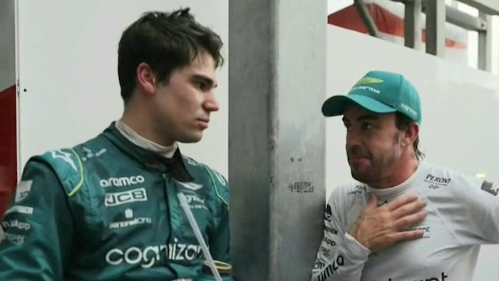 Deux pilotes de F1 discutent après une course.