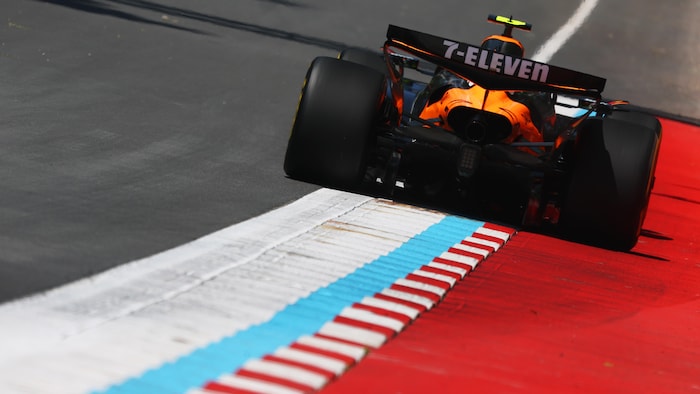 Le pilote effectue un virage.