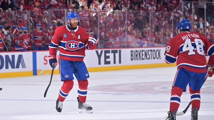 Les deux joueurs du Canadien célèbrent un but ensemble.