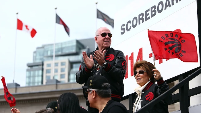 Larry Tanenbaum applaudit les joueurs des Raptors lors du défilé des champions de la NBA à Toronto en 2019.