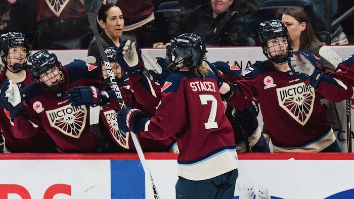 Une joueuse de hockey célèbre avec ses coéquipières. 