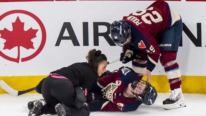 Une joueuse de hockey est blessée.