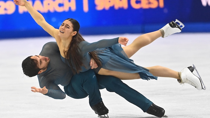 Un couple de patineurs artistiques en action. 