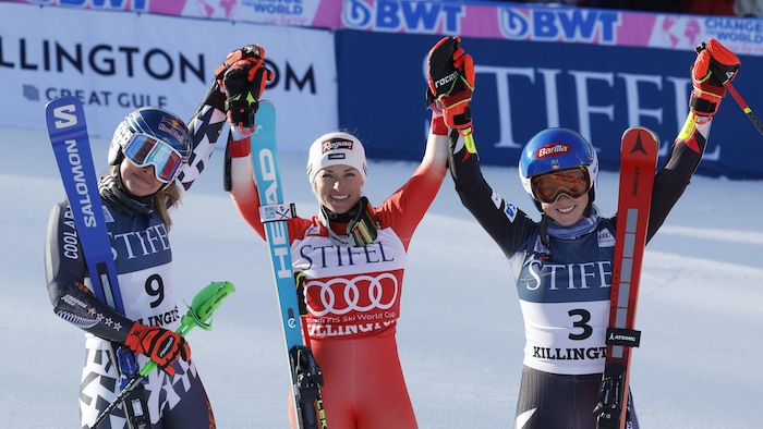 Trois skieuses célèbrent leur place sur le podium. 