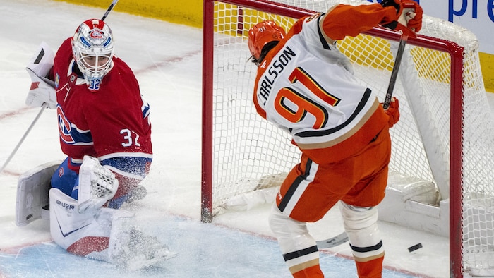Un joueur de hockey déjoue un gardien.