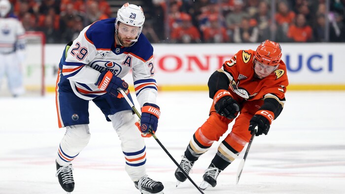 Leon Draisaitl patine avec la rondelle.