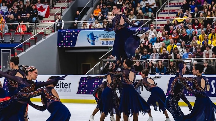 Des patineuses artistiques sont en action sur la glace.