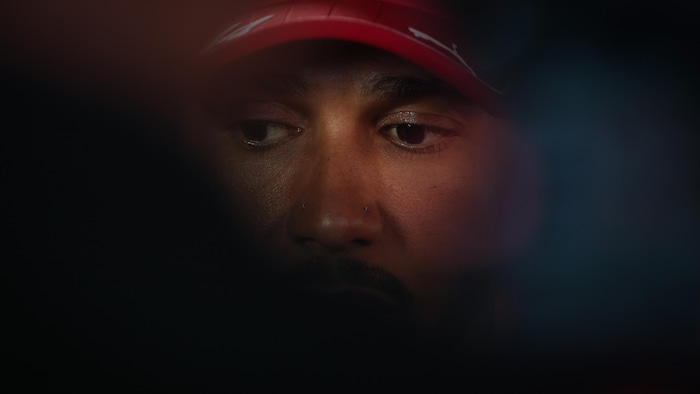 Gros plan sur le visage d'un homme avec une casquette rouge.