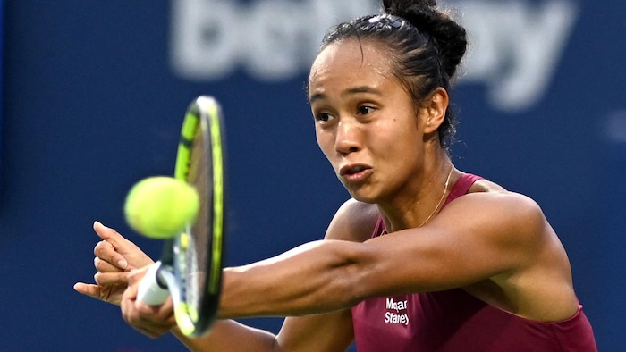 Une joueuse de tennis frappe un coup droit