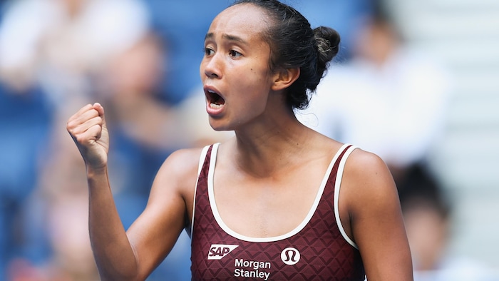 Elle rugit en serrant le poing après une victoire.