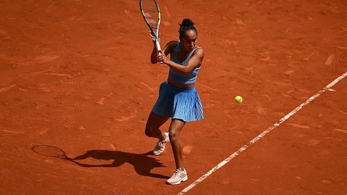 Elle rend une balle du revers.