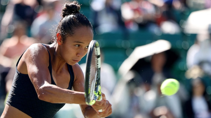 Elle frappe la balle pendant un match.