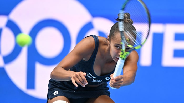 Elle frappe un coup pendant un match.