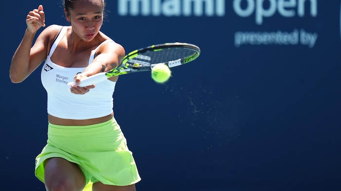 La joueuse de tennis retourne une balle lors d'un match.