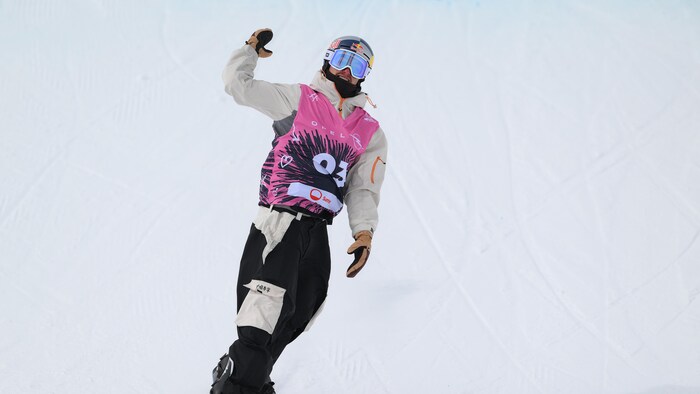 Liam Brearley célèbre sur la piste en levant un bras en l'air.