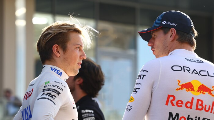 Liam Lawson discute avec Max Verstappen avant le Grand Prix d'Abou Dhabi.