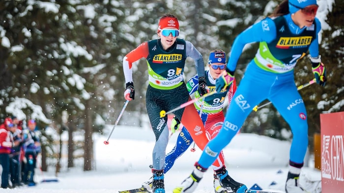 Trois skieuses de fond en action. La Canadienne est au centre.