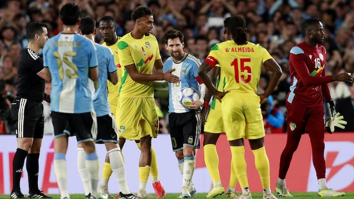 Un joueur de soccer au centre d'adversaires et de coéquipiers.