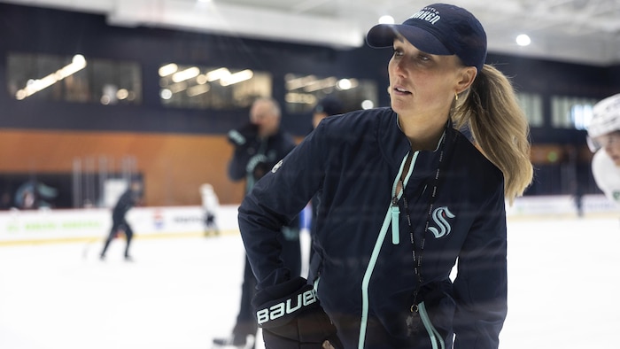 Jessica Campbell sur la glace comme entraîneuse pendant une pratique avec le Kraken de Seattle.