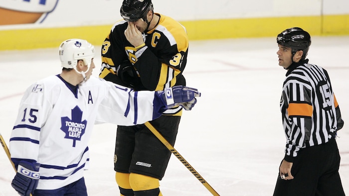 Auger intervient auprès de deux joueurs après une pénalité à Kaberle, des Leafs.