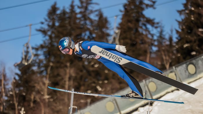 Alex Loutitt saute à ski.