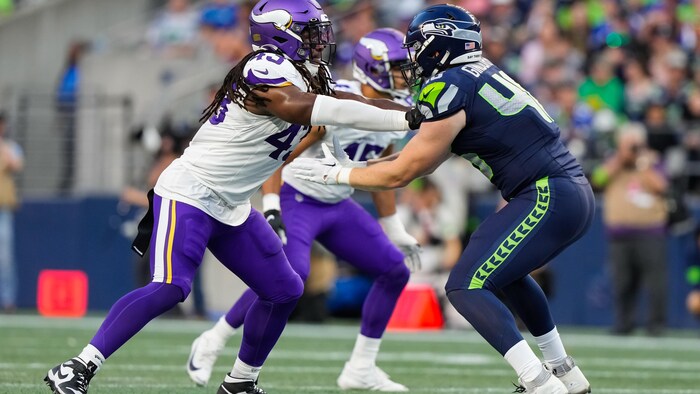 Un joueur de football bloque son adversaire pendant un match dans la NFL.